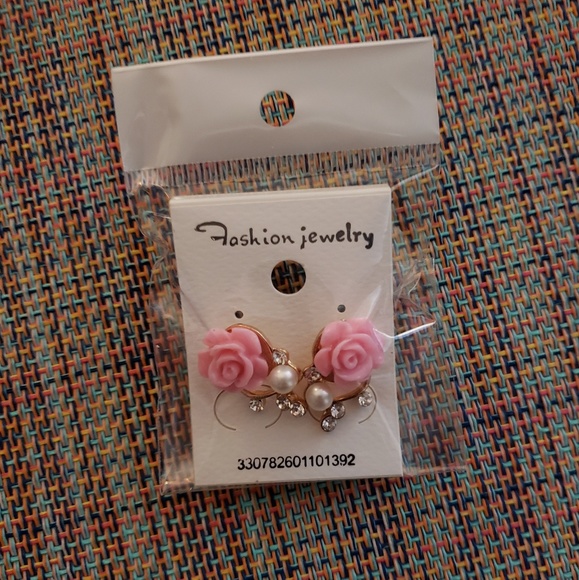 •2 for 15• Rose and Pearl Stud Earrings - Picture 5 of 5